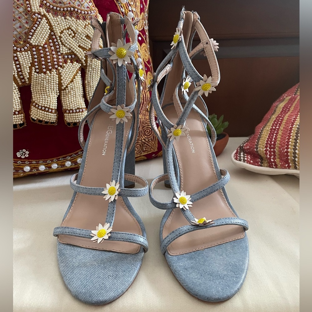 Like new BCBGeneration strappy jeans-like chunky heeled sandals with daisies